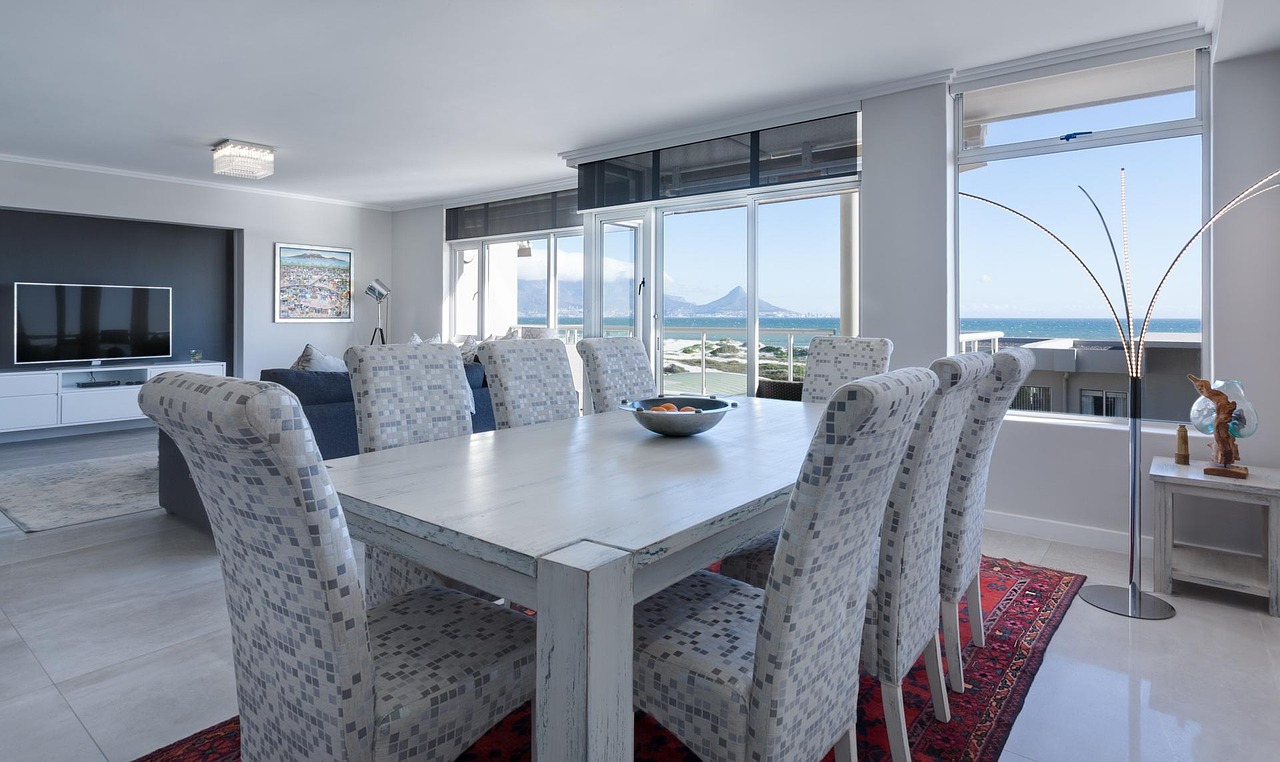 Futuristische glazen tafel met vloeiende vormen. Futuristische glazen tafel met vloeiende vormen.