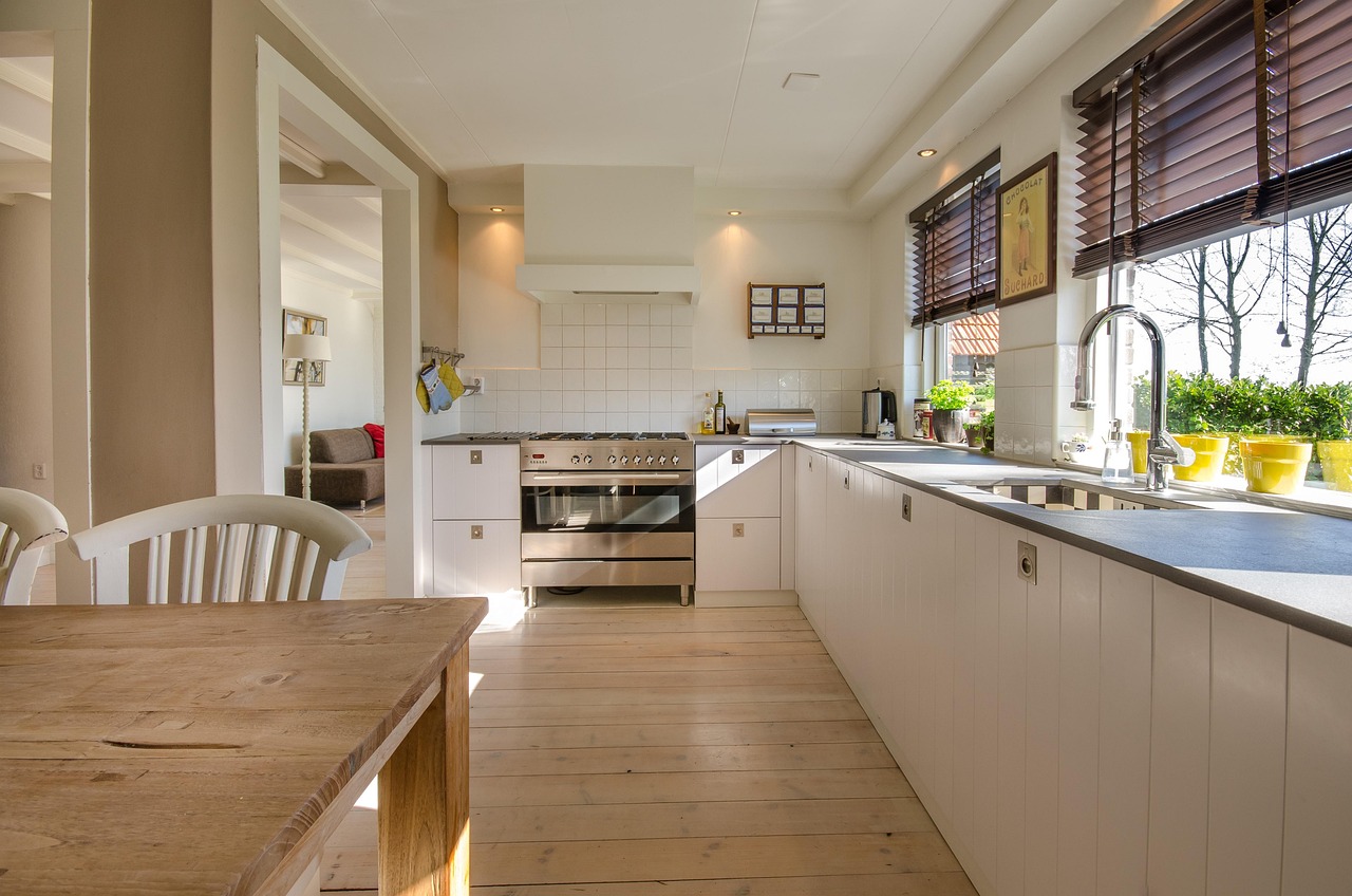 Regenachtige buitenlucht voorbij ramen van filmkamer. Regenachtige buitenlucht voorbij ramen van filmkamer.