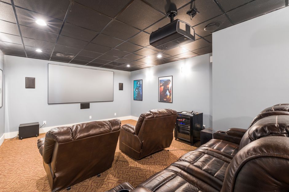 Filmprojector schijnt op scherm in sfeervolle woonkamer. Filmprojector schijnt op scherm in sfeervolle woonkamer.