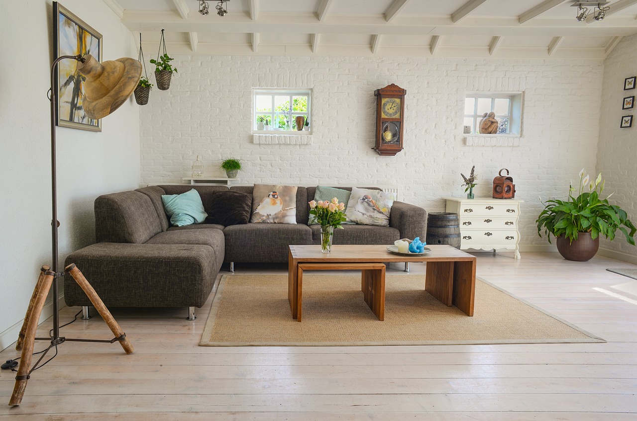 Interieur met Egyptische patronen en warme zandtinten.